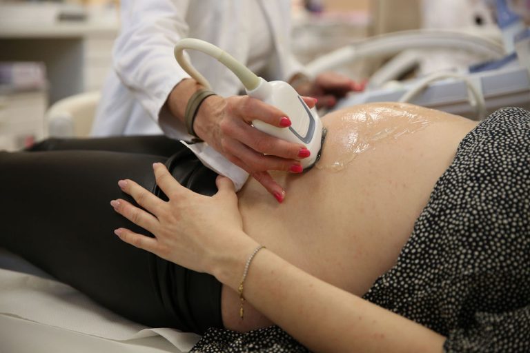 Pregledi nosečnice pri ginekologu po tednih: 10 pregledov in dva specialna pregleda.